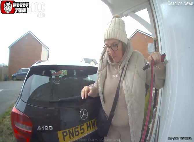 Video :forgot the hand brake and crashed into her car